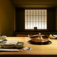 大小9つのテーブル個室があり、靴を脱がずに利用できるため、外国人ゲストもリラックスして過ごせます。ディナータイムにはお部屋代が必要ですが、土日祝のランチタイムには無料で利用可能です。