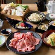 前菜2種から始まり、お造り、天ぷら、神戸牛のすき焼き、うどん、甘味まで堪能できる贅沢なコースです。神戸牛を、豪華なすき焼きで堪能できるのが魅力。しゃぶしゃぶコースもあります。