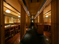 数寄屋モダンの日本らしい雰囲気の中、大人数を受け入れられる店舗として、多くの旅行会社様にご利用いただいております。