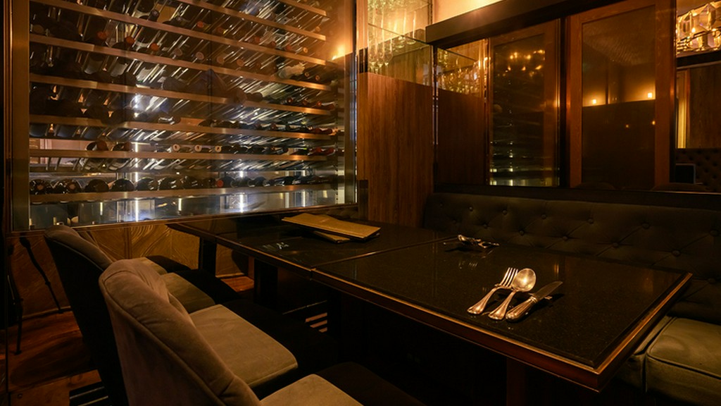 個室を多数用意。シャンデリアが輝くラグジュアリーな空間