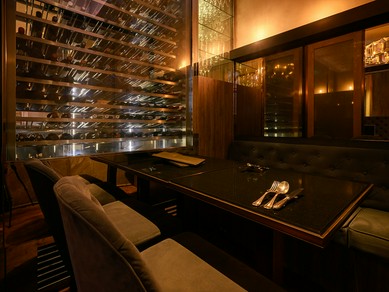 個室を多数用意。シャンデリアが輝くラグジュアリーな空間