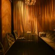 【GODDESS 麻布十番】の店内は、都会の喧騒から離れた非日常空間。ビジネスシーンでの接待や会食にオススメの一軒です。多数の個室が用意されているので、ワンランク上の空間で“おもてなし”ができます。