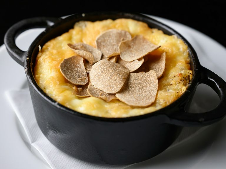 とろ〜りチーズとマッシュポテトのトリュフグラタン トリュフスライスのせ