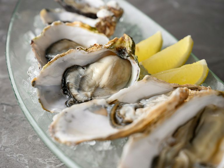 店の看板メニュー。毎日入荷する牡蠣を白ワインとともに楽しめる『オイスタープレート（3×2P）』