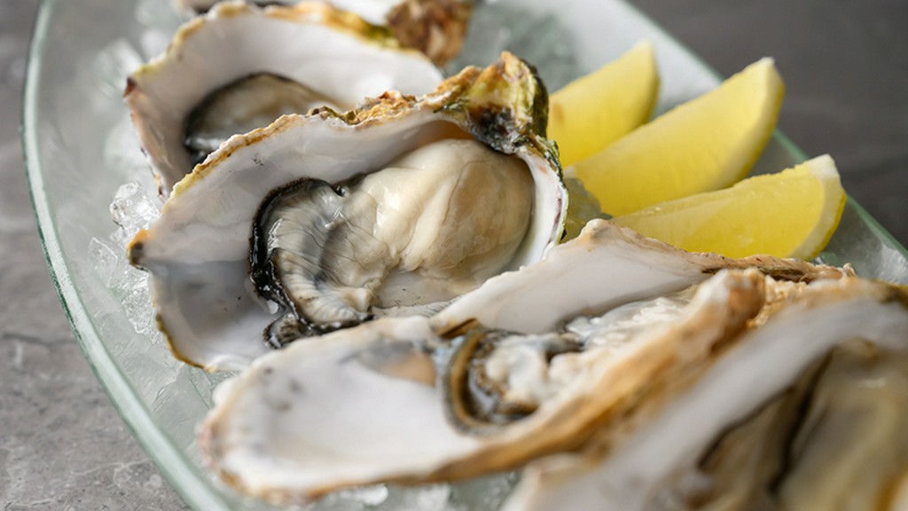 店の看板メニュー。毎日入荷する牡蠣を白ワインとともに楽しめる『オイスタープレート（3×2P）』