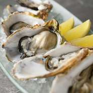 毎日入荷する牡蠣を白ワインとともに楽しめる「オイスタープレート」は、店の看板メニューです。産地直送で海洋深層水を使用しており、より新鮮で質が高く、これを目当てに来店するゲストも多い逸品です。