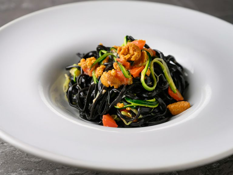 イカ墨を練り込んだパスタ『ウニとフルーツトマト・ズッキーニ イカスミを練り込んだタリオリーニで』