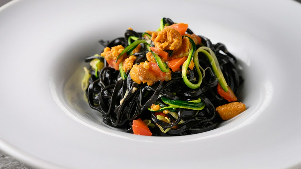 イカ墨を練り込んだパスタ『ウニとフルーツトマト・ズッキーニ イカスミを練り込んだタリオリーニで』