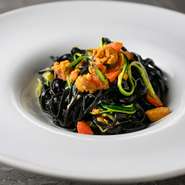 イカ墨を練り込んだ平打ちパスタで、噛みごたえがあり、スープとの絡み、のどごしが良いのが特徴。魚介の“鮮度と産地直送”にこだわることで、地中海料理らしい軽やかさと素材感を実現しています。