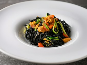 イカ墨を練り込んだパスタ『ウニとフルーツトマト・ズッキーニ イカスミを練り込んだタリオリーニで』