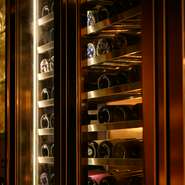 店内にはワインセラー完備