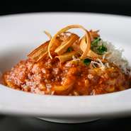 大理石のように美しい霜降りは「艶さし」と称されるほどの佐賀牛。そんなA5ランクの佐賀牛を【GODDESS】では一頭買いしています。佐賀牛ならではの肉の旨みを存分に楽しめるパスタです。