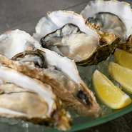 【GODDESS 麻布十番】では、「イタリアンベースの地中海料理」がメインテーマ。フレッシュなオイスターやオマール海老などのシーフードや、A5ランクの極上佐賀牛をはじめとした炭火焼料理が楽しめます。