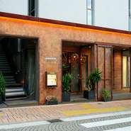 麻布十番駅から徒歩8分にある【GODDESS 麻布十番】は、シャンデリアが輝くラグジュアリーかつ、シックな雰囲気のダイニングバー。非日常感を味わいながら落ち着いた「大人の夜」を過ごすことができる一軒です。