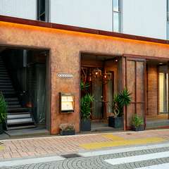 ラグジュアリーかつ、シックな雰囲気のダイニングバー