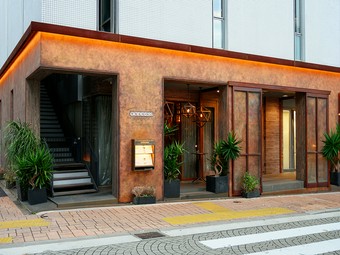 ラグジュアリーかつ、シックな雰囲気のダイニングバー