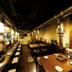 昔ながらの焼肉スタイルで、友人や同僚との親睦を深めるのに最適
