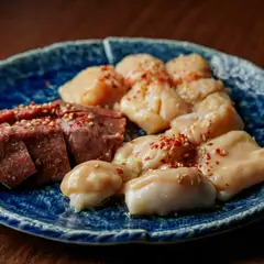 新鮮な黒毛和牛のホルモンを使用。ホルモン本来の味を楽しめる『塩ホルモン3種盛り』