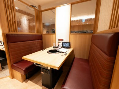 静かに過ごせるBOX席。距離を縮めるロマンティックな装い