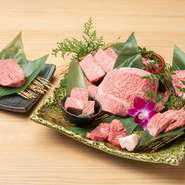 店内で手切りだからこそ叶う、異なる個性の肩ロースを7種類盛り合わせた一皿。質のよい脂の旨みを感じつつ、極みポン酢でさっぱりと味わうこともでき、最後まで飽きずに楽しめます。