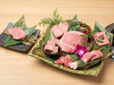 肩ロースの多彩な部位7種類を堪能する『なにわ盛り』（2～3人前／約540g）
