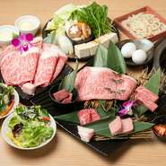 焼肉とすき焼きの両方を取り入れた構成で、異なる味わいを一度に体験できます。黒毛和牛を中心にした内容で、食べ進めるごとに変化が感じられる点も魅力。食事の締めにはうどんも用意され満足できる内容です。