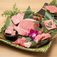 黒毛和牛の肩ロースを7種類の部位に分けて盛り付けた一皿。味わいや食感の違いを感じられる構成で、オープン当初からの人気メニューです。脂の旨みを感じつつ、極みおろしポン酢で最後までさっぱりといただけます。