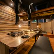 家族それぞれの好みに合わせて焼き加減やタレを変えることで、個々の「おいしい！」を引き出します。焼肉の香ばしい香りが立ち上り、食欲をそそる中で笑顔あふれる時間を共有。