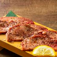 肉の厚みと柔らかさが際立ち、噛むごとに豊かな風味が広がります。焼き上げた際の香りが食欲をそそり、ジューシーさと香ばしさが見事に調和。シンプルに塩で味付けされているので、素材本来の味を楽しめます。