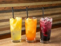 果肉がたっぷり入った5種類のサワーは、飲むたびに豊かな果実感が口いっぱいに広がります。さらに2杯目からの“おかわりサワー”は、同じクオリティのサワーをお得に楽しめるのでコストパフォーマンスも抜群。