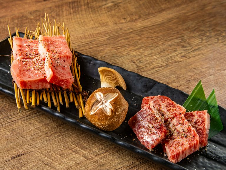 焼肉の醍醐味を存分に引き出す牛肉、豚肉、馬肉、鶏肉を用意
