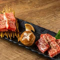 焼肉の醍醐味を存分に引き出す牛肉、豚肉、馬肉、鶏肉を用意