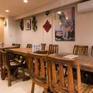 洗練された空間に、温もりある質感のタイ製の木製テーブル、インドを感じさせるアイテムも多数。カフェテイストのオシャレな店内は、普段インド料理を利用しないユーザーも、気兼ねなく足を運べそうです。