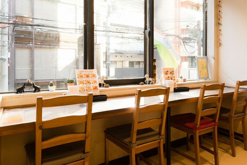 スパイシーな料理で一杯。カウンター席でのチョイ飲みも歓迎