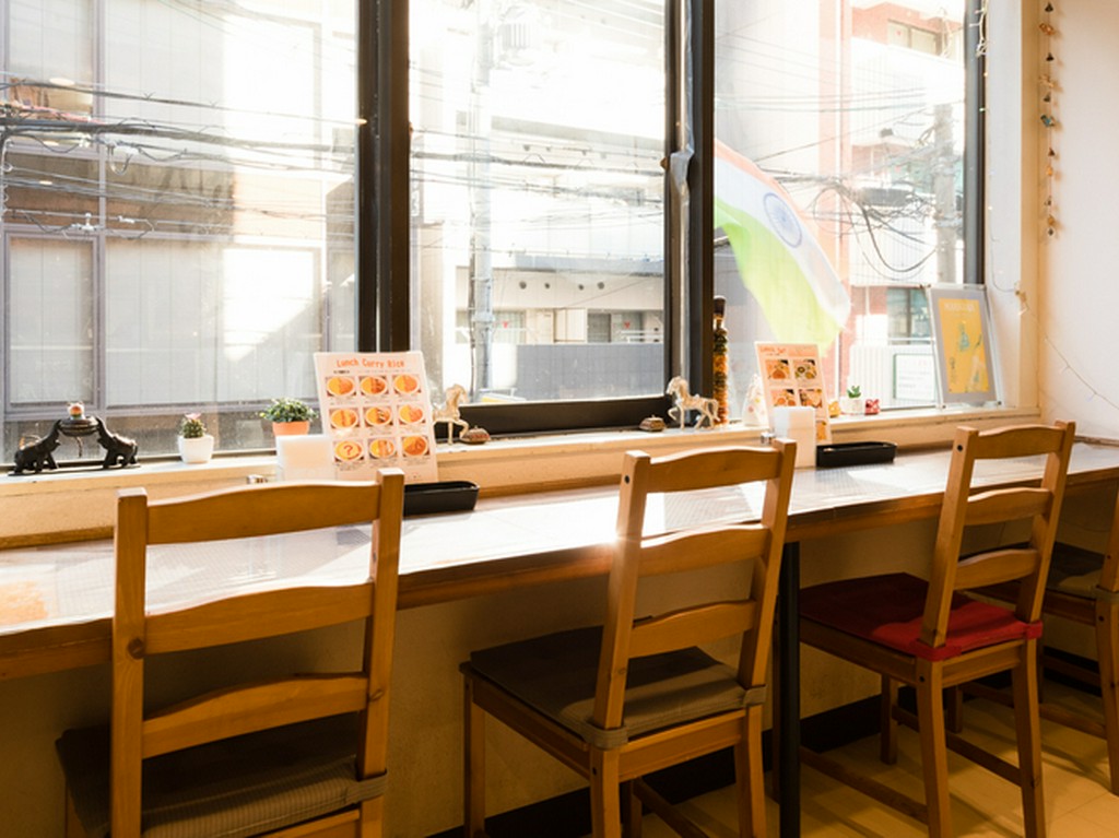 スパイシーな料理で一杯。カウンター席でのチョイ飲みも歓迎