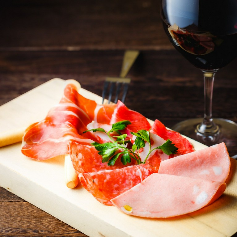 生ハムとサラミの盛り合わせ