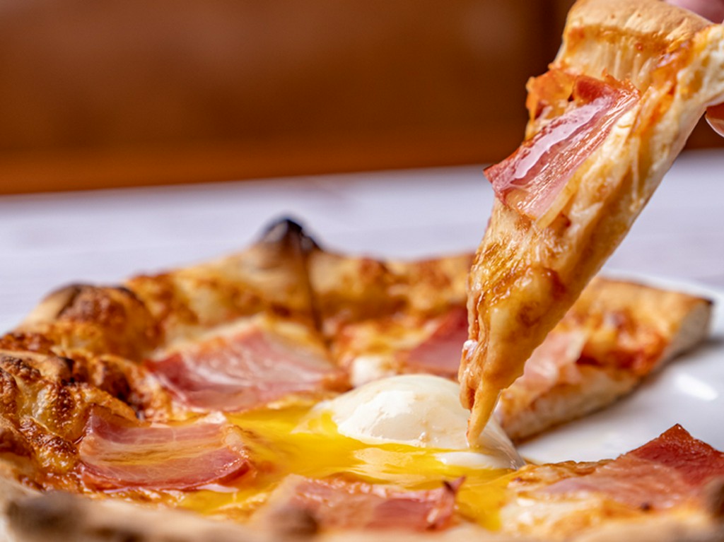 半熟玉子とベーコンのピッツア ビスマルク