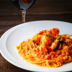 代表的なイタリア料理から、旬の食材を使った刺激と美味しさを感じる料理まで自信をもってお届けします。