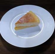 手作り日替チーズケーキです飲み物とセットで安価になります他あんロールケーキ、ガトーショコラがあります