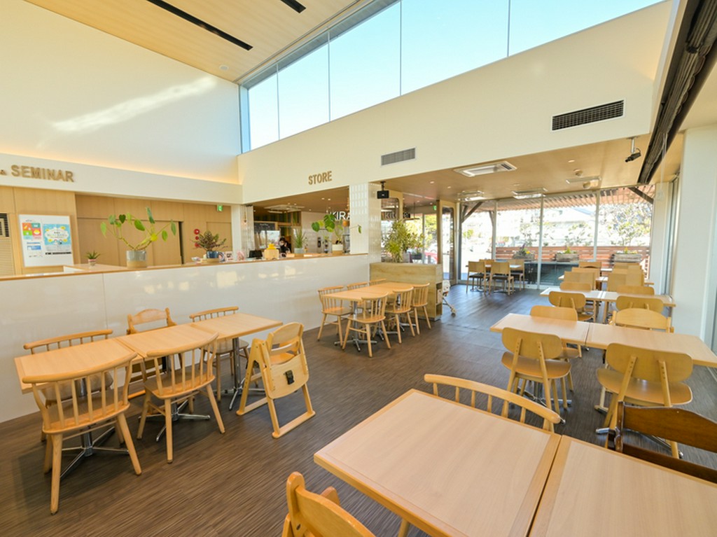 子ども連れものびのびと過ごせる、オシャレでオープンな空間