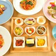 旬の料理を少しずつ楽しめる前菜プレートに、ホテル出身の料理人が毎日考案する日替わりパスタのランチセットもあり。季節の果物を使ったスイーツやドリンクなど、その季節ならではのメニューで楽しませてくれます。