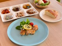 ランチメニューはすべて前菜バー付きです！
【きらめき肉ランチのメイン＋前菜バー＋スープ＋ライスorフォカッチャ＋フリードリンク】

１０月のきらめき肉ランチは“鶏もも肉のローストはちみつレモンソース”