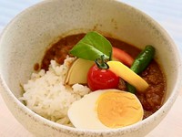 ランチメニューはすべて前菜バー付きです！
【カレーのメイン＋前菜バー＋スープ＋フリードリンク】
フォカッチャ付きも選べます。

※写真はキーマカレーです