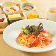 料理人のイチオシは日替わりのパスタランチ。毎日パスタの内容が変わるだけでなく、同じ種類のパスタが出ることはほぼないので、訪れた際はぜひチェックいただきたい逸品です。
