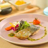 季節の食材を使った前菜プレートだけでなく、その時期ならではの食材を使ったメニューもあり。大海氏曰く、特に地元の食材を積極的に扱っているとのこと。期間限定のスイーツ・ドリンクメニューにもぜひ注目を。