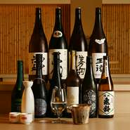 日本酒の知識とサービスのプロフェッショナルとして、「SAKE DIPLOMA（酒ディプロマ）」を取得した店主・堀本氏。【紫】では店主に身を委ねて、洗練された日本酒のセレクションとそれに見合う料理を堪能しましょう。