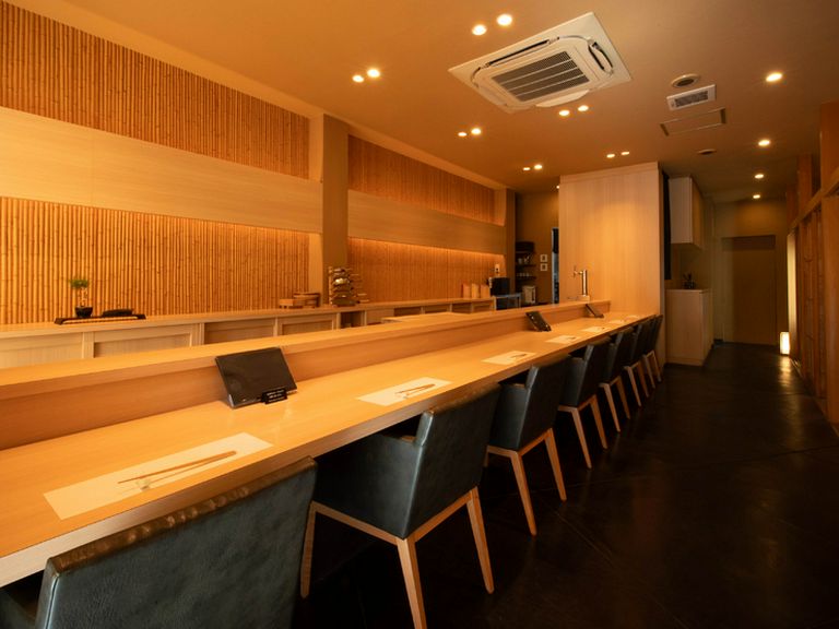 料理が提供されるたびに、自然と会話が弾むカウンター席