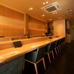 料理が提供されるたびに、自然と会話が弾むカウンター席