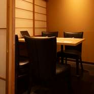 品のある障子を開けた先に広がる、穏やかな静寂。柔らかな灯りが、部屋全体を穏やかに照らし出しています。季節の素材をふんだんに使用した繊細な料理に驚き、皆で感動を共有。