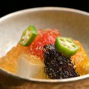 全体で10～12品用意され、いろいろな料理を楽しむことができます。ときには、相手に合わせて料理を変更することも。常に最適な食材を使用するために、日々メニュー調整が行われています。
※画像はイメージです